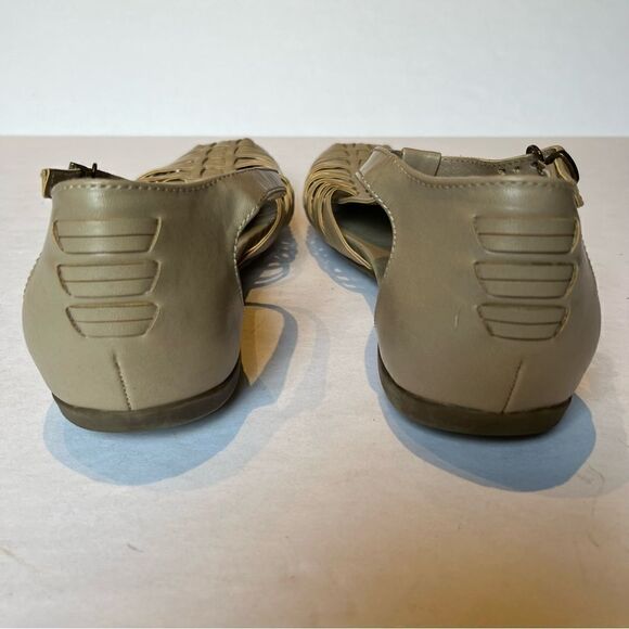 Women's BareTraps T Strap Sandals Taupe  Size 10M Closed Toe Flats - Picture 6 of 9